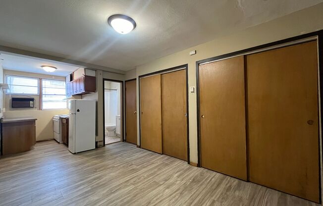 Studio, 1 bath, 254 sqft, $860, Unit 9