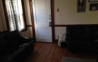 3 beds, 1 bath, $3,300, Unit 2