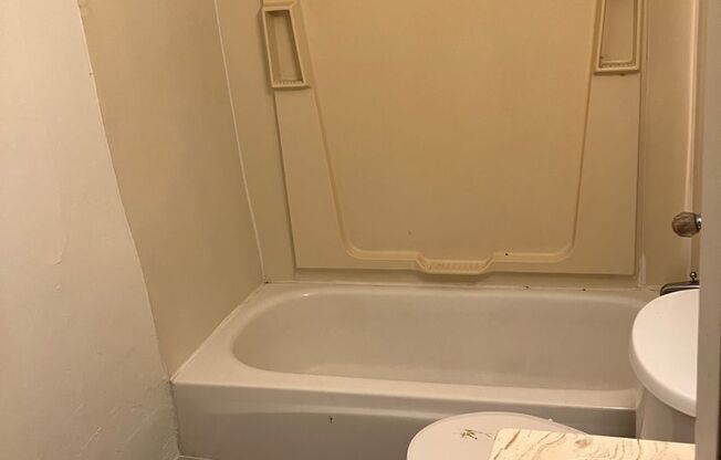 Studio, 1 bath, 182 sqft, $1,000, Unit 006