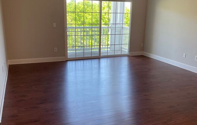 Move In Ready! Great 2 Bedroom 1 Bath Condo