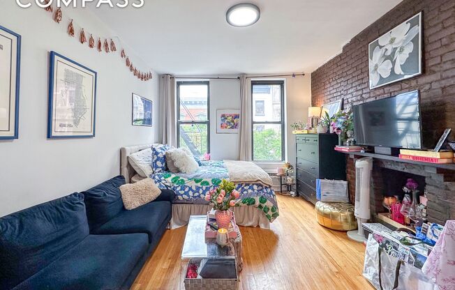 238 W 20 ST