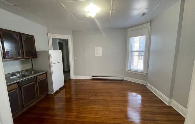 1 bed, 1 bath, $650, Unit Apt #2