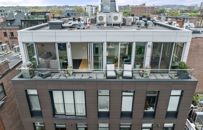 7 E SPRINGFIELD