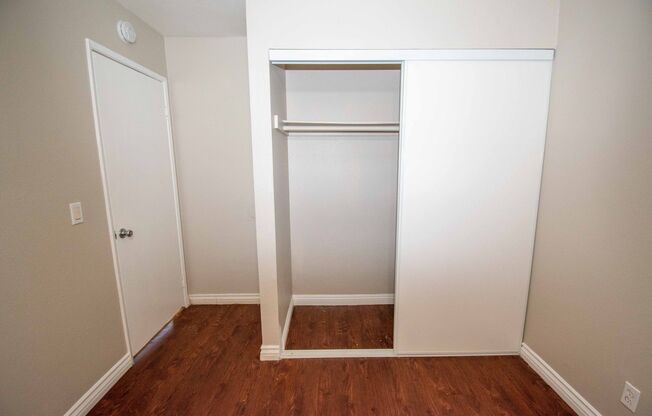 2 beds, 1 bath, $1,975, Unit 4960-01