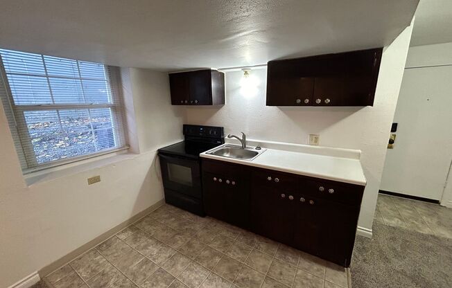 3 beds, 1 bath, 800 sqft, $1,150, Unit Unit F