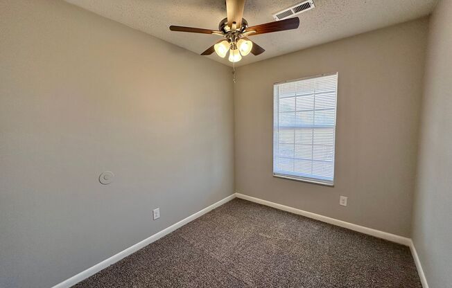 3 beds, 1 bath, 820 sqft, $1,398, Unit 231w