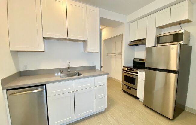 Studio, 1 bath, 338 sqft, $2,905, Unit 750 Harrison St, Unit 605