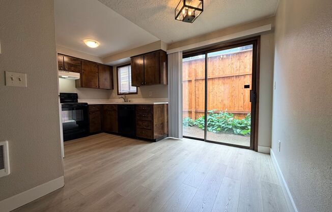 2 Bed Townhome in Heart of Sellwood, Brand New Flooring & AC Minisplits