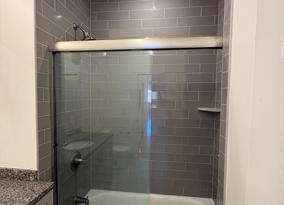 2 beds, 1 bath, $2,250, Unit 202