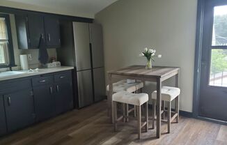 1 bed, 1 bath, 1,000 sqft, $1,600, Unit UPPER