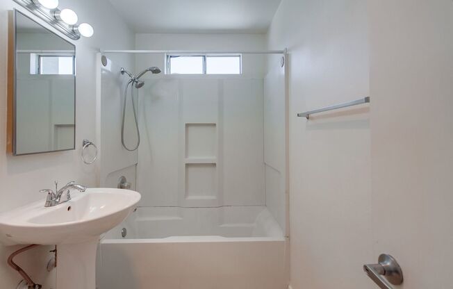 2 beds, 1 bath, 850 sqft, $2,450, Unit 10