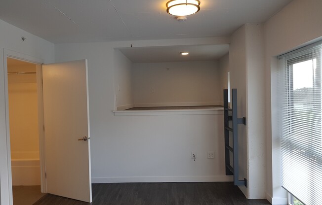 Studio, 1 bath, 325 sqft, $1,405, Unit 203