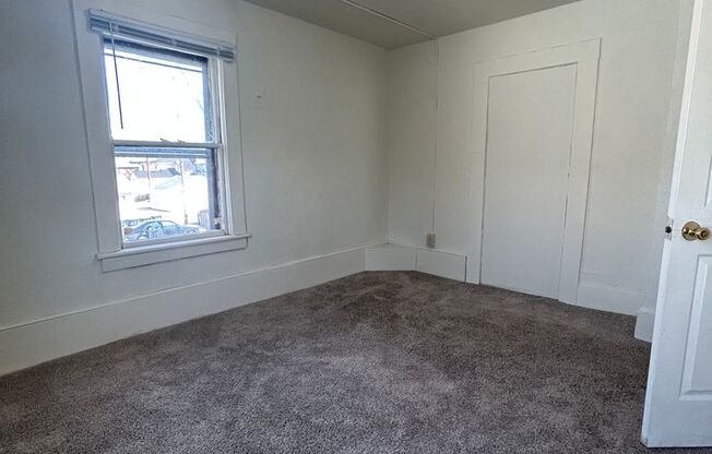 3 beds, 1 bath, $1,575, Unit 137