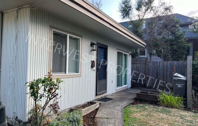 2 beds, 1 bath, 840 sqft, $1,995