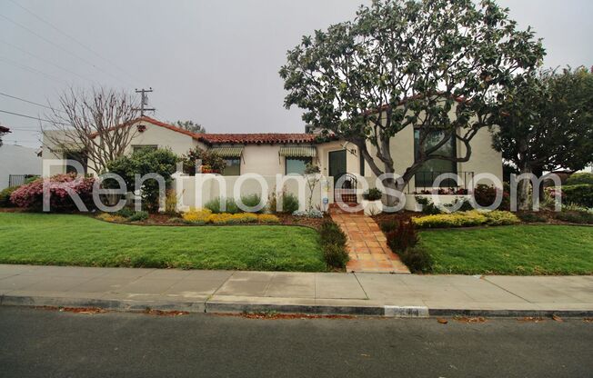 Point Loma, 2244 Plum St, Wood Floors, Air Conditioner, Dbl Sided Fireplace, 2 Car Garage!