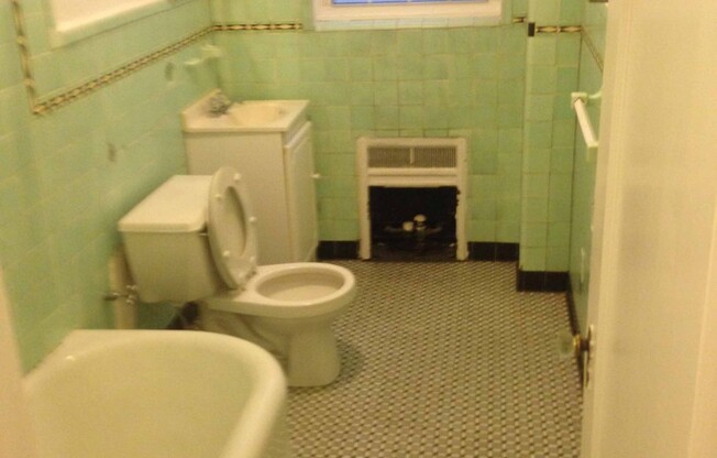 1 bed, 1 bath, 962 sqft, $1,385, Unit New King Edward 104