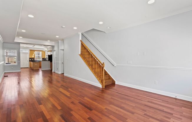 Large 3 BED 1.5 BATH HOUSE WITH A BACKYARD