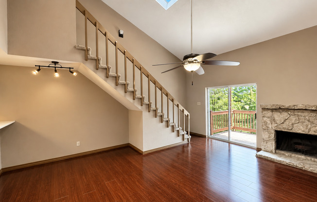 BEAUTIFUL 2 BR CONDO IN DESIRED GATED COMMUNITY - NORTH EAST SAN ANTONIO - CENTRALLY LOCATED