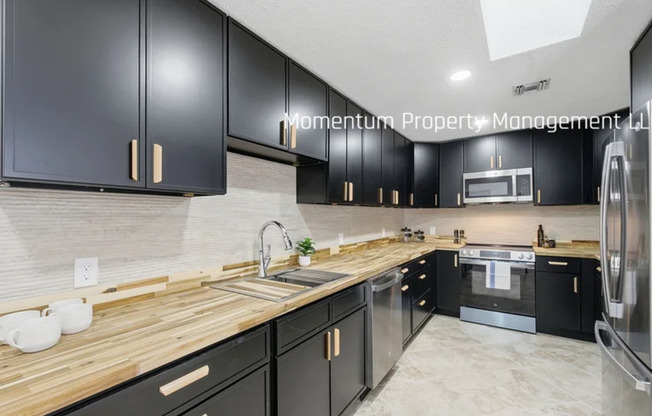 Gorgeous 4 Bedroom in Dunedin! Full Upgraded w/ a Pool!! AVAILABLE FOR IMMEDIATE MOVE IN!!