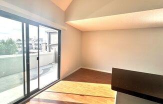 BEAUTIFUL TOP FLOOR 1 BED 1 BATH CONDO W/RESORT FACILITIES! +STORAGE