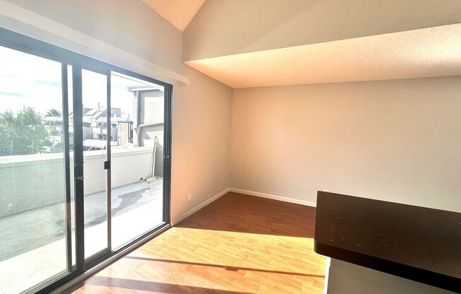 BEAUTIFUL TOP FLOOR  1 BED 1 BATH CONDO W/RESORT FACILITIES! +STORAGE