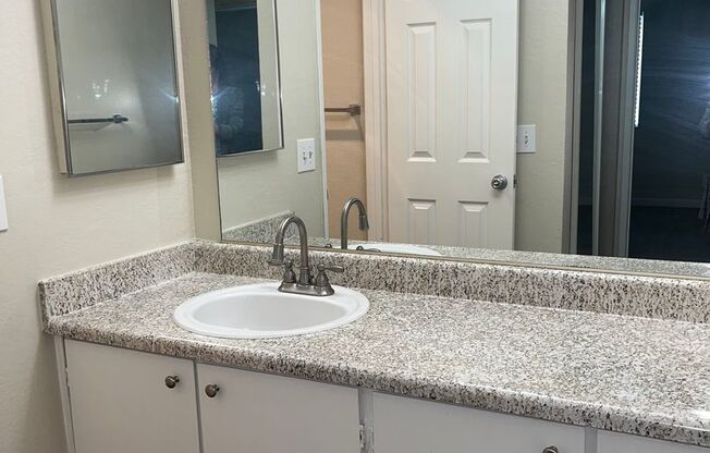 2 beds, 1 bath, 861 sqft, $1,695, Unit 23