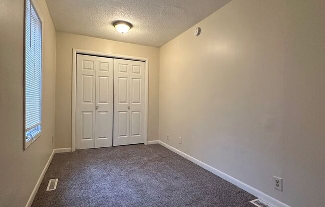 2 beds, 1 bath, 700 sqft, $1,195, Unit 01