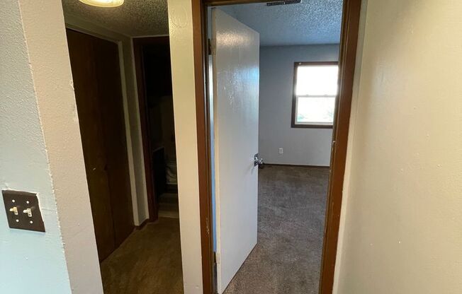 2 beds, 1 bath, 840 sqft, $875, Unit 3