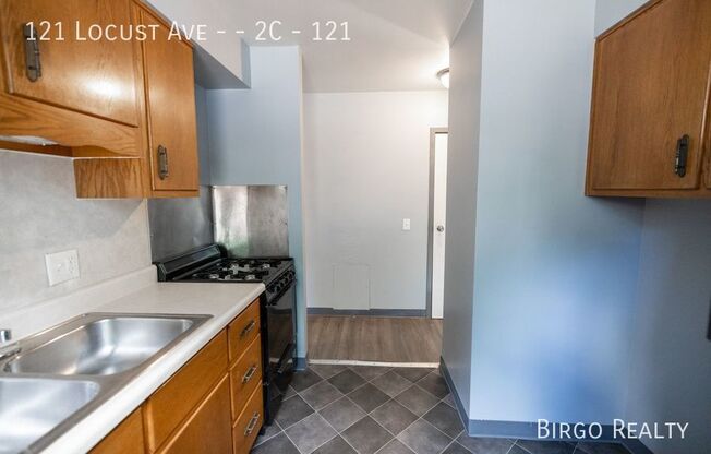 121 Locust Ave - - 1D