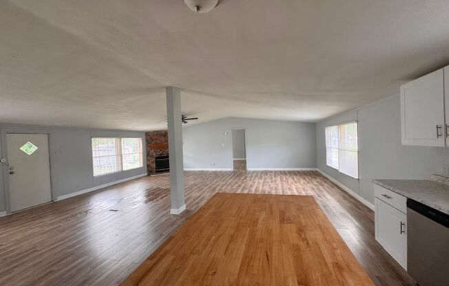 Spacious 4-Bedroom Home in Baytown, TX!