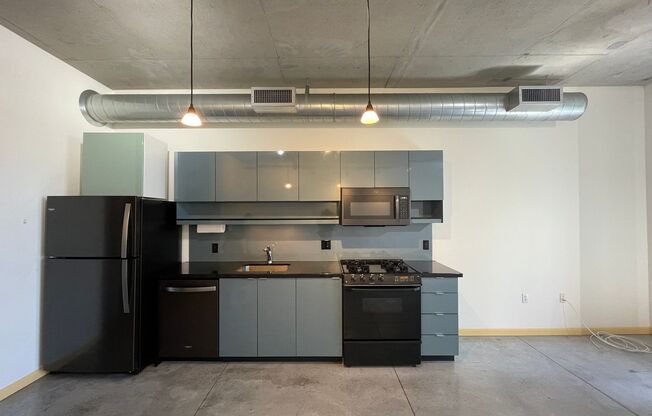 Industrial Highrise Available in the Streetcar Lofts Located in the Pearl!! Gym Facility Available & Washer/Dryer in Unit!