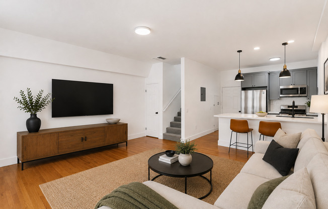 1827 N Wilcox Ave - Now Offering a $500 Look & Lease Credit on Select Units!