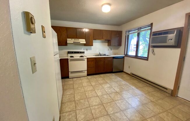 2 beds, 1 bath, $825, Unit 6