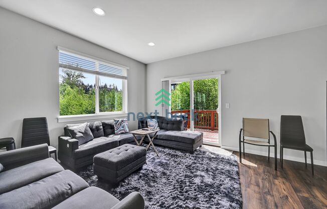 Spacious & Modern 4-Bed, 3.5-Bath Townhome in Prime Lynnwood Location