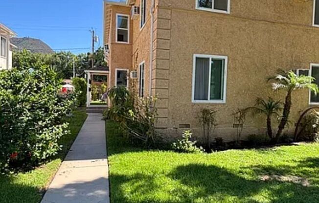 2 beds, 1 bath, 1,000 sqft, $3,040, Unit 1/2