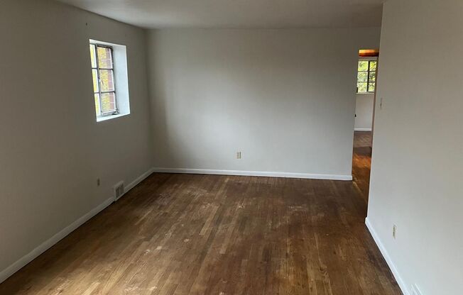 2 beds, 1 bath, $795, Unit Apt # 1