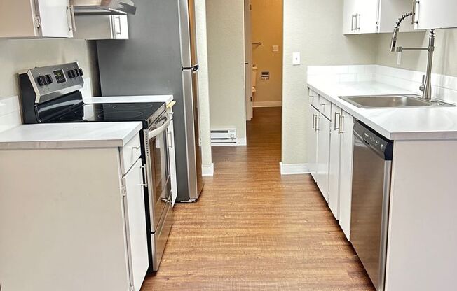 1 bed, 1 bath, 737 sqft, $1,750, Unit B11