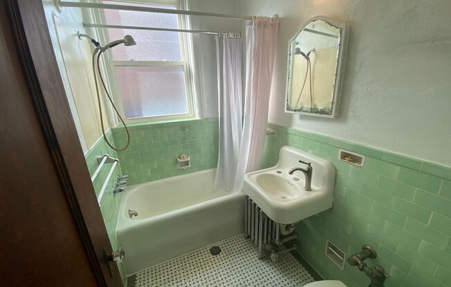 Studio, 1 bath, 400 sqft, $825, Unit 218