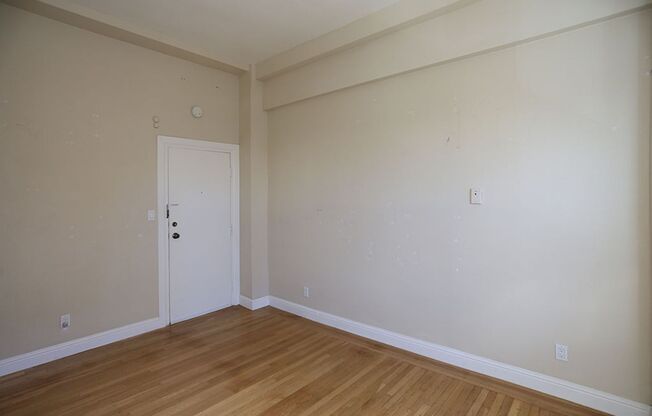 OPEN HOUSE: Thursday (3/12) 5:30pm-6:00pm. Renovated studio in Central Richmond, H/W Floors, Shared Laundry (494 27th Avenue #4)