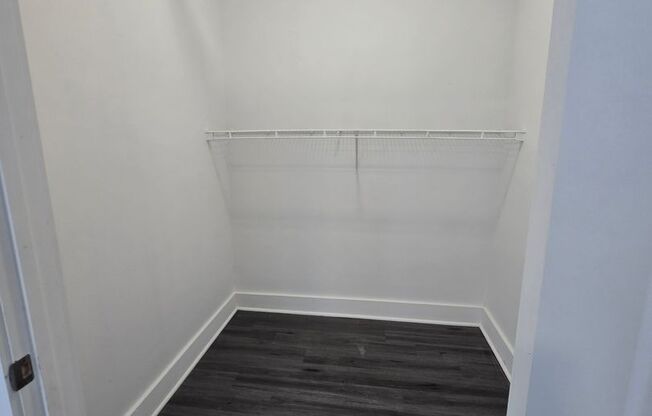 2 beds, 1 bath, 942 sqft, $1,695, Unit 211