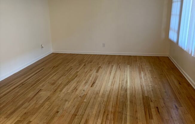 2 beds, 1 bath, 702 sqft, $2,350, Unit B09