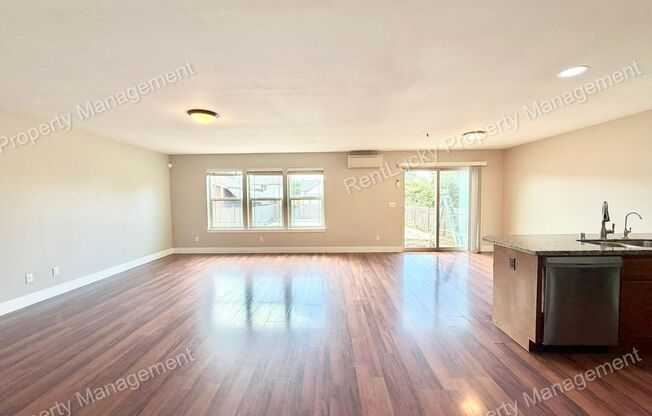 Great 4 Bedroom in Tacoma w/ Bonus Area and Beautiful Kitchen!