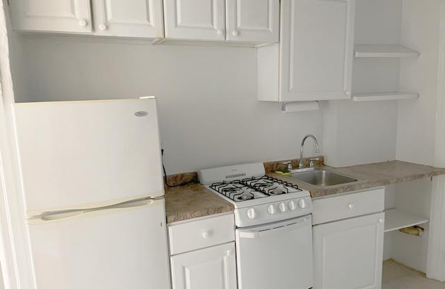 2 beds, 1 bath, $4,000, Unit 12