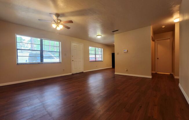 2 beds, 1 bath, 898 sqft, $1,100, Unit 230B NE 40 LN