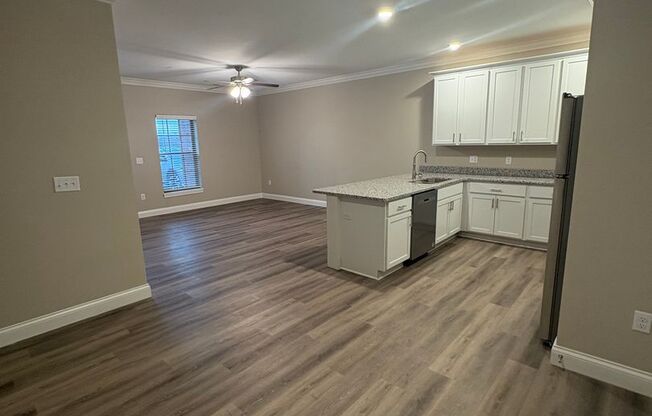 2 beds, 1 bath, 950 sqft, $1,100, Unit 215