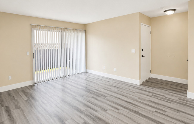 2 beds, 1 bath, 896 sqft, $2,095, Unit 035