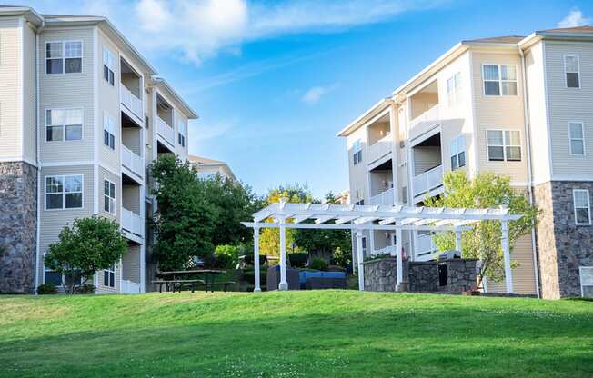 the preserve at ballantyne commons apartments with a picnic area