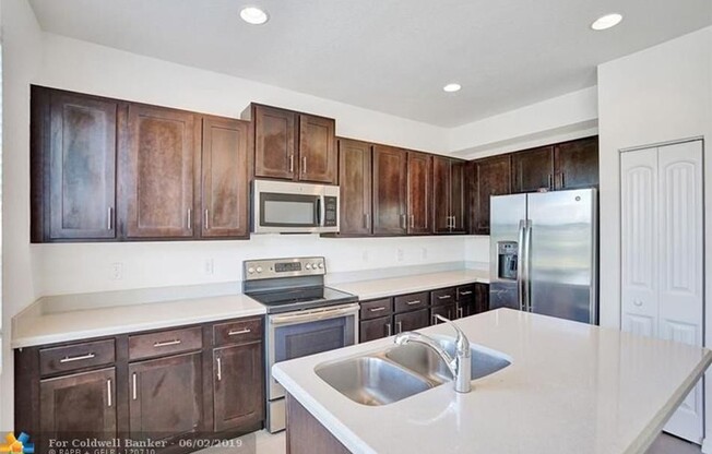 Beautiful Townhouse 3 -2.5 baths