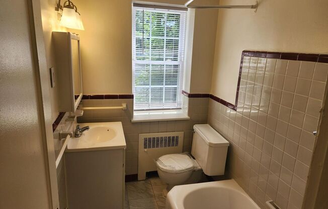 2 beds, 1 bath, 897 sqft, $2,135, Unit B-07