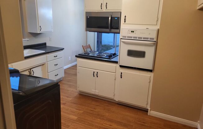 2 beds, 1 bath, 1,050 sqft, $2,950, Unit 4275 Howard Ave.